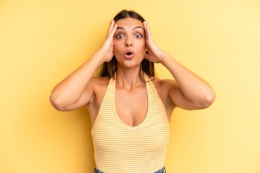 Genç, güzel bir kadın dehşete kapılmış ve şok olmuş hissediyor. Bir hata yüzünden el ele tutuşup panikliyor.