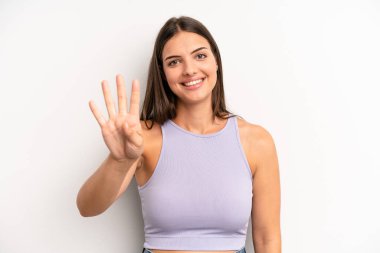 Genç ve güzel bir kadın gülümsüyor ve arkadaş canlısı görünüyor. Dört ya da dört numarayı gösteriyor. Eli önde, geriye doğru sayıyor.