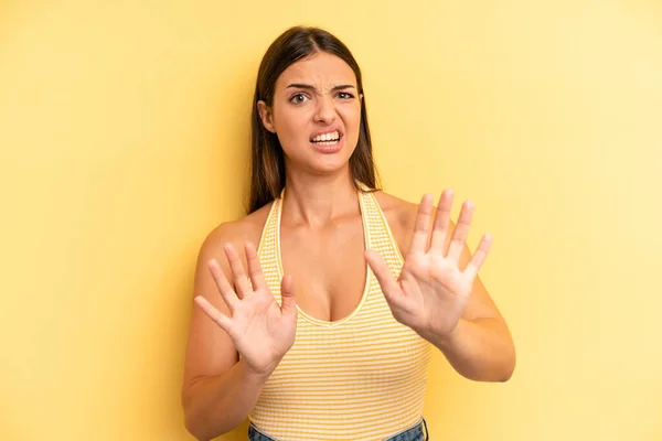 Young Adult Pretty Woman Feeling Terrified Backing Screaming Horror Panic — Stock Photo, Image