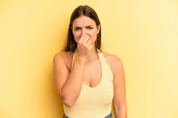 Young Adult Pretty Woman Feeling Disgusted Holding Nose Avoid Smelling — Stock Photo, Image