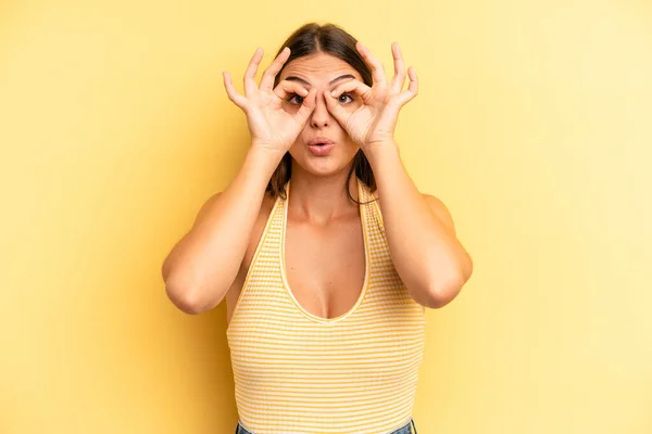 Young Adult Pretty Woman Feeling Shocked Amazed Surprised Holding Glasses — Stock Photo, Image