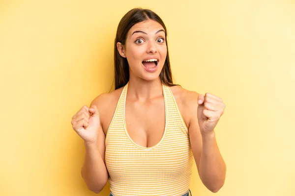 Joven Adulto Bonita Mujer Sintiéndose Feliz Positiva Exitosa Celebrando Victoria — Foto de Stock