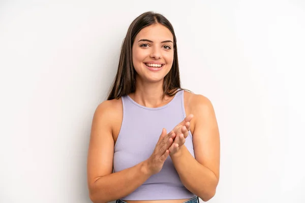 Joven Adulta Bonita Mujer Sintiéndose Feliz Exitosa Sonriendo Aplaudiendo Diciendo — Foto de Stock