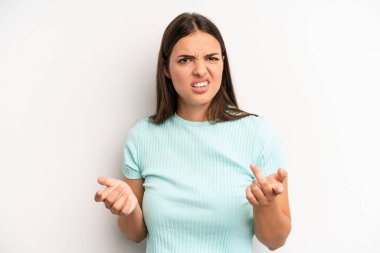 Genç ve güzel bir kadın bilgisiz ve kafası karışık, hangi seçeneği seçeceğinden emin değil, merak ediyor.