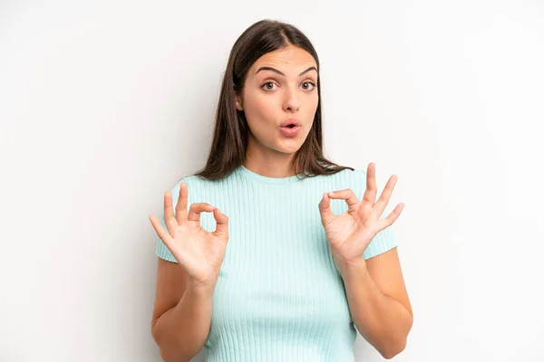 Jong Volwassene Mooi Vrouw Voelen Geschokt Verbaasd Verrast Met Goedkeuring — Stockfoto