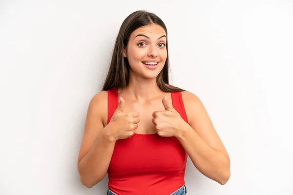 Joven Adulto Bonita Mujer Sonriendo Ampliamente Buscando Feliz Positivo Seguro —  Fotos de Stock