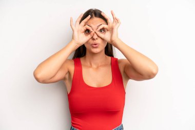 Genç, güzel bir kadın şok olmuş, şaşırmış ve şaşırmış hissediyor. Elinde şaşkın, inançsız bir bakışla gözlük tutuyor.