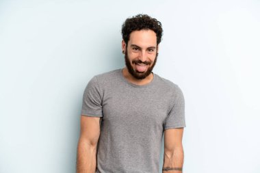 Genç, sakallı, neşeli, kaygısız, asi tavırlı, şakacı ve dilsiz bir adam, eğleniyor.