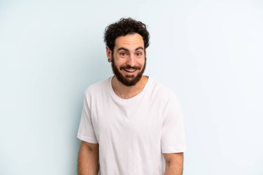 Genç, sakallı, büyük, dost canlısı, kaygısız bir gülümsemesi olan, pozitif, rahat ve mutlu görünen, ürpertici