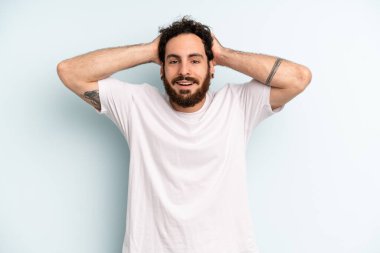 Genç, sakallı, mutlu, kaygısız, arkadaş canlısı ve rahat görünen hayattan ve başarıdan keyif alan, pozitif tavırlı bir adam.