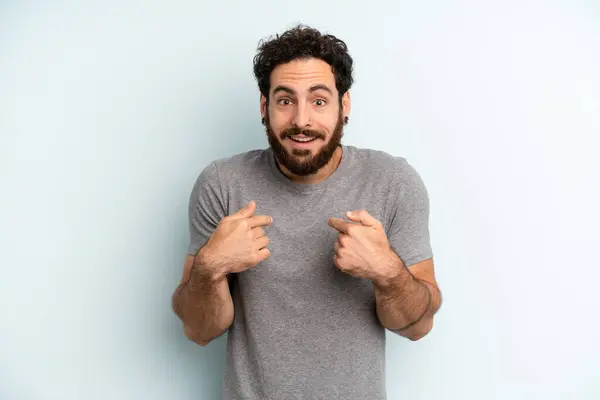 Jovem Adulto Barbudo Homem Sentindo Feliz Surpreso Orgulhoso Apontando Para — Fotografia de Stock