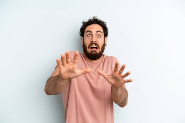 Dehşete kapılmış, korku ve panik içinde çığlık atan sakallı genç bir adam kabusa tepki veriyor.