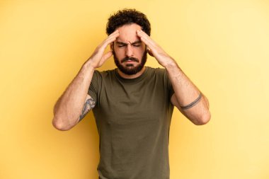 Genç, sakallı adam konsantre, düşünceli ve ilham verici görünüyor, beyin fırtınası yapıyor ve hayal kuruyor.