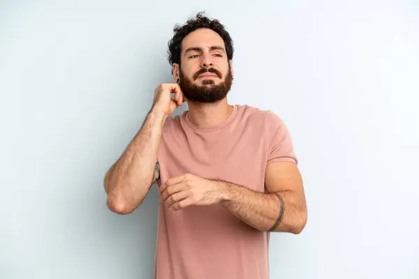 Joven Hombre Barbudo Adulto Sintiéndose Estresado Frustrado Cansado Frotando Cuello — Foto de Stock