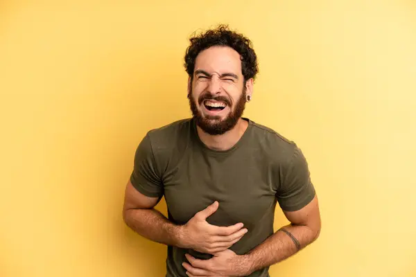 Joven Adulto Barbudo Hombre Riendo Voz Alta Algún Chiste Hilarante —  Fotos de Stock