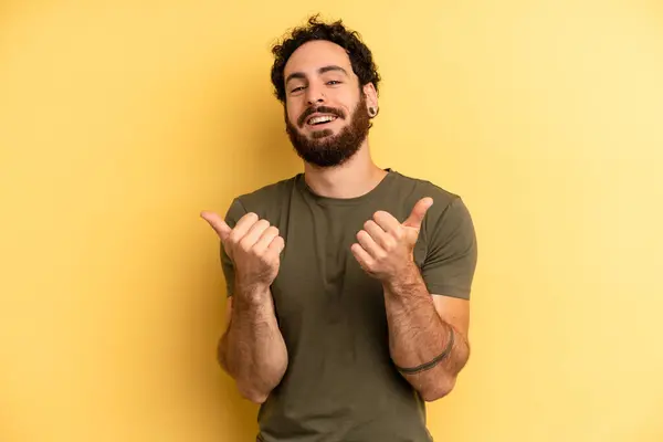 Joven Hombre Barbudo Adulto Sonriendo Alegremente Luciendo Feliz Sintiéndose Despreocupado —  Fotos de Stock