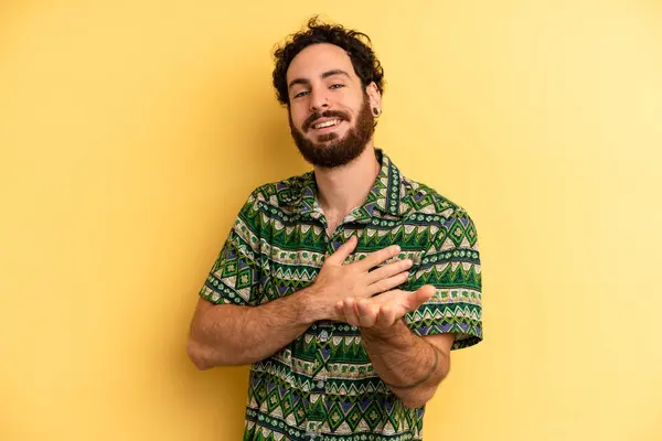 Joven Hombre Barbudo Adulto Sintiéndose Feliz Enamorado Sonriendo Con Una —  Fotos de Stock