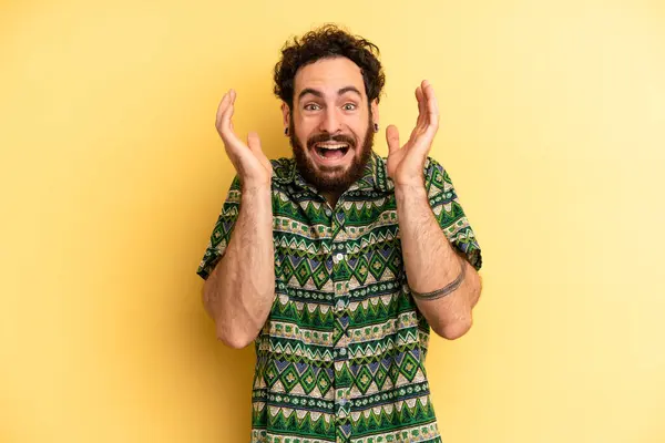 Joven Hombre Barbudo Adulto Sintiéndose Sorprendido Emocionado Riendo Sorprendido Feliz — Foto de Stock