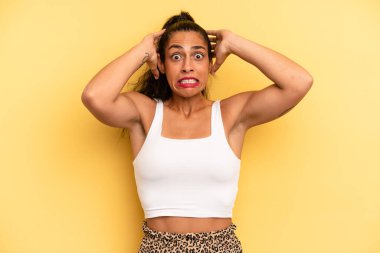 İspanyol güzel kadın kendini stresli, endişeli, endişeli ya da korkmuş hissediyor. Elleri başının üstünde, hatayla panikliyor.