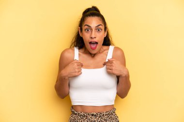 İspanyol güzel kadın mutlu, şaşkın ve gururlu hissediyor, heyecanlı, şaşkın bakışlarla kendini işaret ediyor.