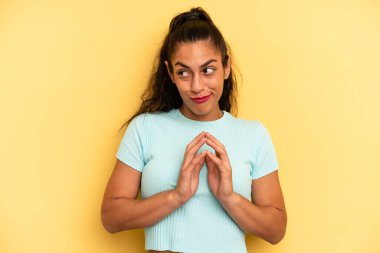 İspanyol güzel kadın gururlu, yaramaz ve kibirli. Şeytani bir plan yaparken ya da bir numara düşünürken.