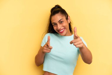 İspanyol güzel kadın kendini mutlu, havalı, tatmin olmuş, rahat ve başarılı hissediyor, kameraya bakıyor, seni seçiyor.