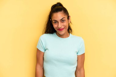 İspanyol güzel kadın pozitif ve kendinden emin gülümsüyor. Tatmin olmuş, arkadaş canlısı ve mutlu görünüyor.