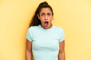 Şok olmuş, kızgın, sinirli ya da hayal kırıklığına uğramış, ağzı açık ve öfkeli görünen İspanyol güzel kadın.