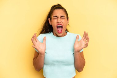 İspanyol güzel kadın öfkeyle bağırıyor, stresli hissediyor ve ellerini havaya kaldırıp neden ben diye bağırıyor.