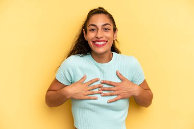 İspanyol güzel kadın mutlu, şaşırmış, gururlu ve heyecanlı görünüyor.