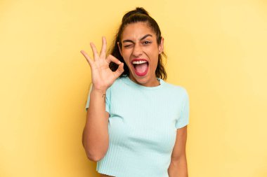 İspanyol güzel kadın kendini başarılı ve tatmin olmuş hissediyor, ağzı açık gülümsüyor, elle imza atıyor.