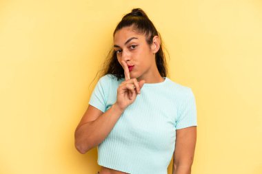 İspanyol güzel kadın sessizlik ve sessizlik istiyor, parmaklarıyla ağzının önünde işaret ediyor, 