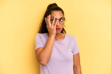 İspanyol güzel kadın sıkılmış, hayal kırıklığına uğramış ve uykulu. Yorucu, sıkıcı ve can sıkıcı bir işten sonra, el ele tutuşarak.