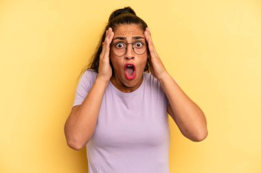 İspanyol güzel kadın dehşete kapılmış ve şok olmuş hissediyor, ellerini havaya kaldırıyor ve bir hata yüzünden panikliyor.