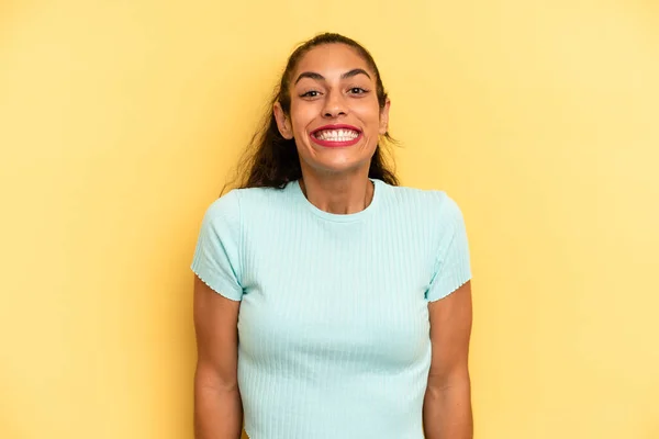幅広い楽しさと孤独の笑顔と目を見開いて幸せそうなヒスパニック系の可愛い女性 — ストック写真