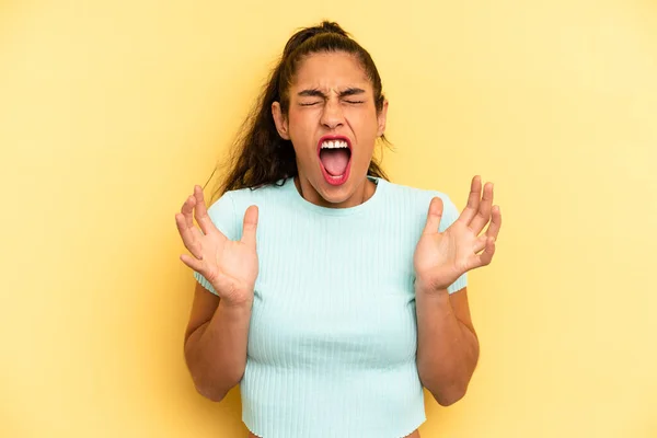 Latynoska Piękna Kobieta Wściekle Krzyczy Czuje Się Zestresowana Zdenerwowana Podniesionymi — Zdjęcie stockowe