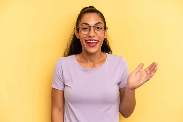Hispanic Mooie Vrouw Zich Gelukkig Voelen Verrast Vrolijk Glimlachen Met — Stockfoto