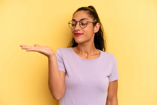 Hispanic Mooie Vrouw Voelt Zich Gelukkig Glimlachen Terloops Zoek Naar — Stockfoto