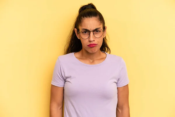 Hispanic Mooie Vrouw Voelt Zich Verward Twijfelachtig Afvragen Proberen Kiezen — Stockfoto