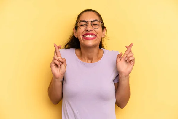 Hispanic Mooie Vrouw Voelt Zich Nerveus Hoopvol Kruisen Vingers Bidden — Stockfoto