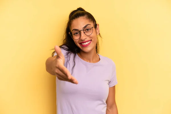 Hispanic Mooie Vrouw Glimlachend Zoek Gelukkig Zelfverzekerd Vriendelijk Het Aanbieden — Stockfoto