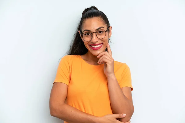 Mujer Bonita Hispana Mirando Feliz Sonriendo Con Mano Barbilla Preguntándose —  Fotos de Stock