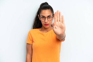 İspanyol güzel bir kadın ciddi, sert, hoşnutsuz ve kızgın görünüyor.