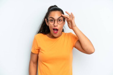 İspanyol güzel kadın mutlu, şaşkın ve şaşırmış görünüyor, gülümsüyor ve inanılmaz ve inanılmaz iyi haberleri fark ediyor.