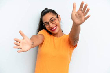 İspanyol güzel kadın neşeyle gülümsüyor sıcak, dostça, sevgi dolu bir kucak veriyor, mutlu ve sevimli hissediyor.