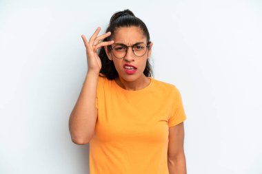 İspanyol güzel kadın şaşkın ve şaşkın hissediyor, deli, deli ya da aklını kaçırmış olduğunu gösteriyor.