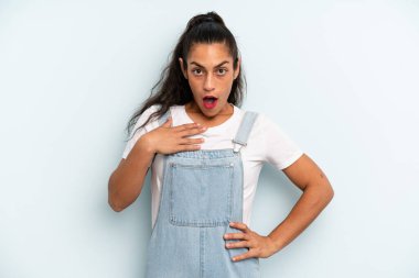 İspanyol güzel kadın şaşkın, şaşkın ve şaşırmış hissediyor, elleri göğsünde ve ağzı açık, kim olduğunu söylüyor, ben?