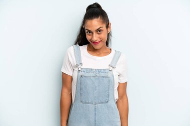 İspanyol güzel kadın gururlu, kendine güvenen, havalı, küstah ve küstah görünüyor, gülümsüyor, başarılı hissediyor.