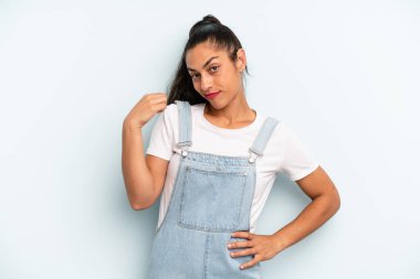 İspanyol güzel kadın kibirli, başarılı, pozitif ve gururlu görünüyor, kendini gösteriyor.