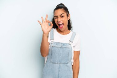 İspanyol güzel kadın kendini başarılı ve tatmin olmuş hissediyor, ağzı açık gülümsüyor, elle imza atıyor.